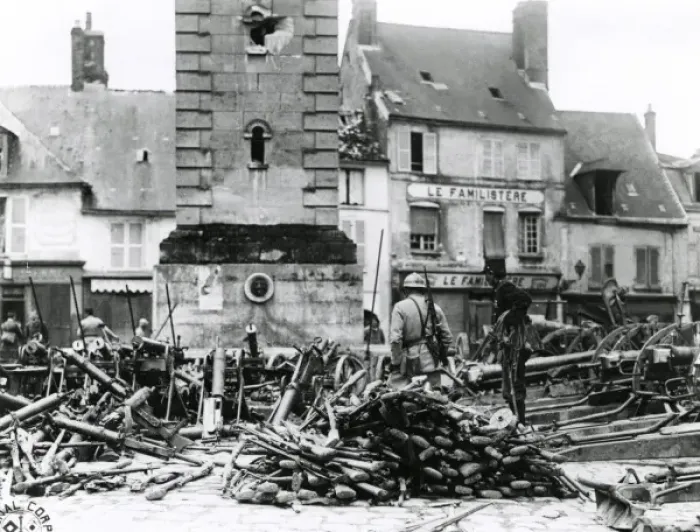 Framed Print : Captured weapons in Villers-Cotterets, France, WW1 Framed Print : Captured weapons in Villers-Cotterets, France, WW1