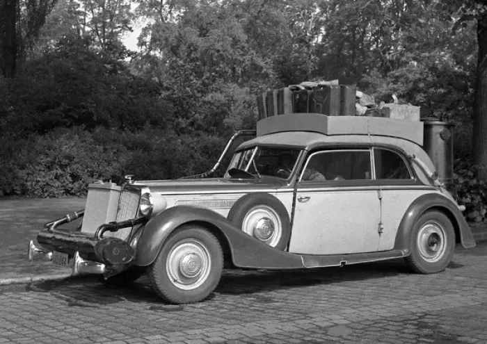 Framed Print : Car with suitcases on roof rack - Germany post-war Framed Print : Car with suitcases on roof rack - Germany post-war