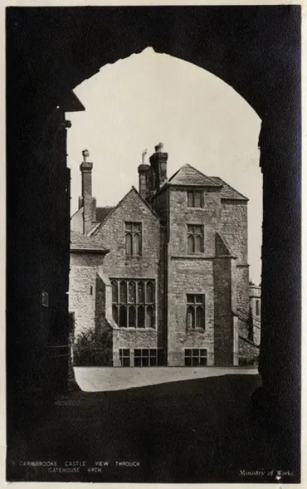 Framed Print : Carisbrooke Castle - View through the Gatehouse Arch Framed Print : Carisbrooke Castle - View through the Gatehouse Arch