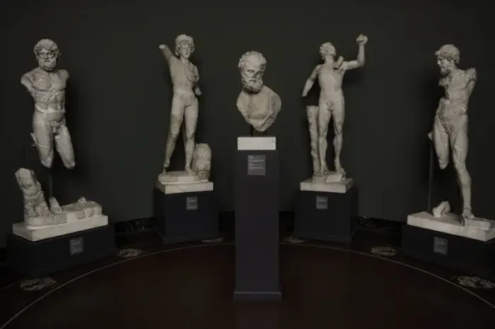 Framed Print : Carlsberg Glyptotek Museum. Room. Classical sculpture. Copen Framed Print : Carlsberg Glyptotek Museum. Room. Classical sculpture. Copen