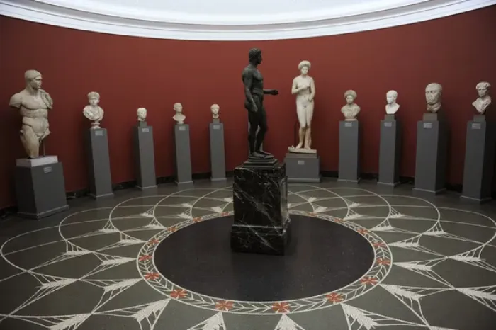 Framed Print : Carlsberg Glyptotek Museum. Room. Classical sculpture. Copen Framed Print : Carlsberg Glyptotek Museum. Room. Classical sculpture. Copen