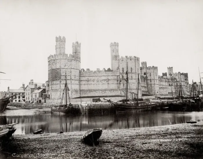 Framed Print : Carnarvon Castle, Wales, boats in the foreground Framed Print : Carnarvon Castle, Wales, boats in the foreground
