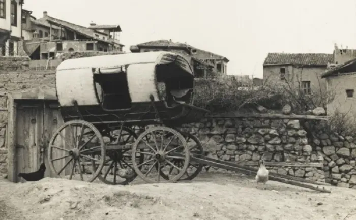 Framed Print : Carriage for the transportation of women Framed Print : Carriage for the transportation of women
