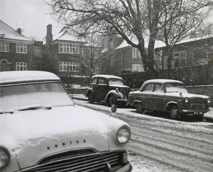 Framed Print : Cars and houses covered with snow on Hodford Road, London NW11. Date: 1960s Framed Print : Cars and houses covered with snow on Hodford Road, London NW11. Date: 1960s