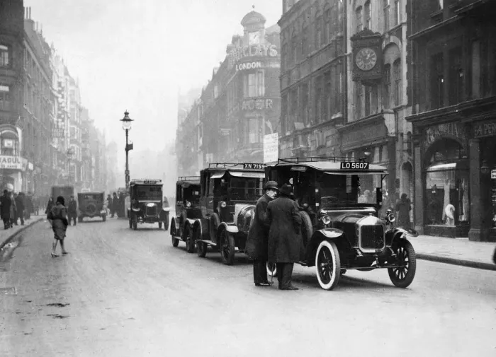Framed Print : CARS IN LONDON STREET Framed Print : CARS IN LONDON STREET