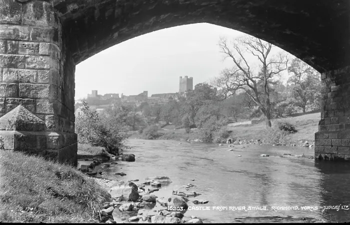 Framed Print : Castle from River Swale Framed Print : Castle from River Swale