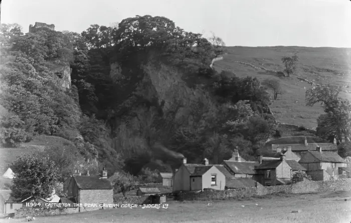 Framed Print : Castleton and the Peak Cavern Gorge Framed Print : Castleton and the Peak Cavern Gorge