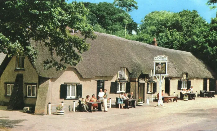 Framed Print : The Cat and Fiddle, Inn, near Christchurch, New Forest Framed Print : The Cat and Fiddle, Inn, near Christchurch, New Forest
