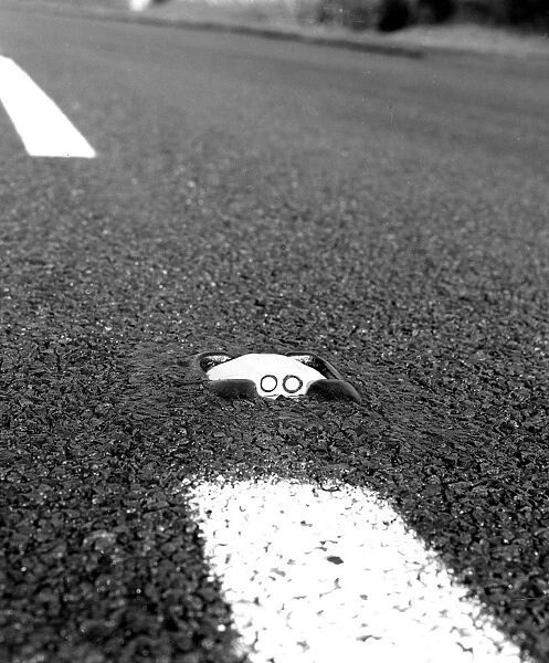 A Cats-Eye, device for helping drivers at night