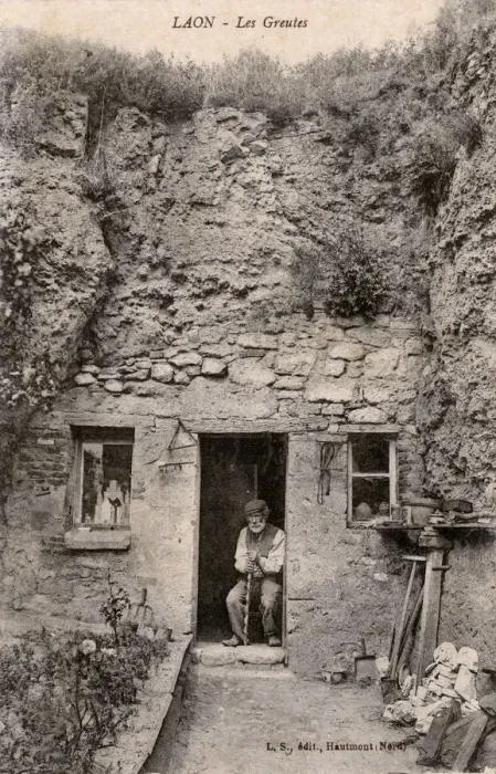 Framed Print : A Cave house / dwelling at Laon, France Framed Print : A Cave house / dwelling at Laon, France
