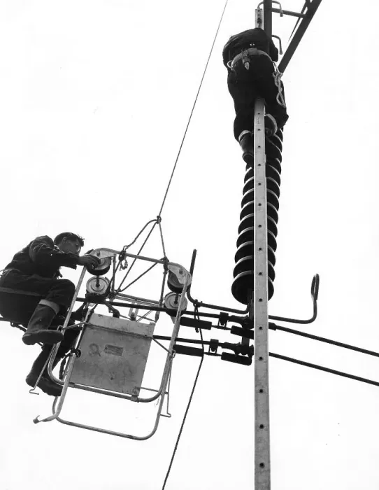 Framed Print : CEGB linesmen doing maintenance work, Kent Framed Print : CEGB linesmen doing maintenance work, Kent