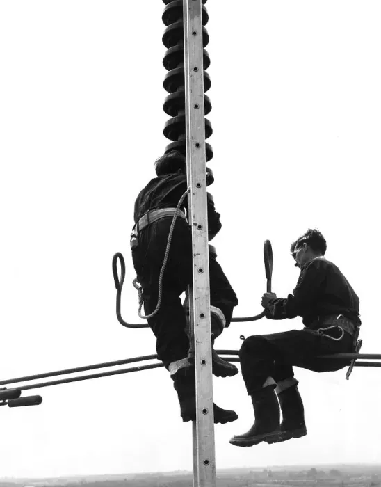 Framed Print : CEGB linesmen doing maintenance work, Kent Framed Print : CEGB linesmen doing maintenance work, Kent