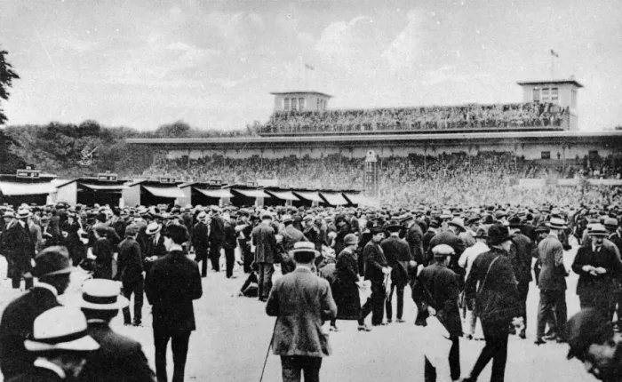 Framed Print : Chantilly racecourse, France, with large crowd Framed Print : Chantilly racecourse, France, with large crowd