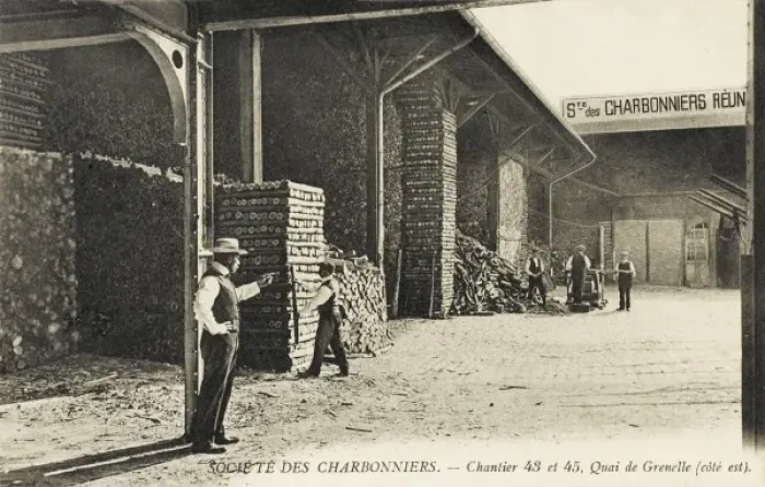 Framed Print : Charcoal works - Quay de Grenelle, Paris Framed Print : Charcoal works - Quay de Grenelle, Paris