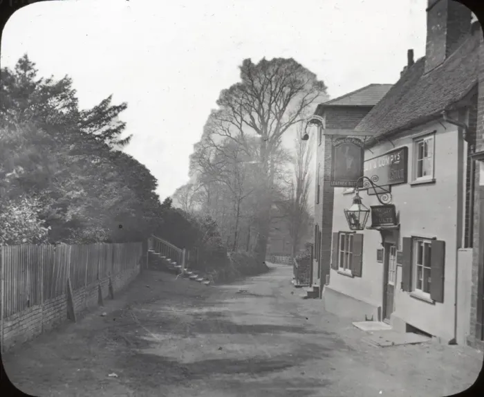 Framed Print : Charles Dickens - Leather Bottle Inn, Cobham (Pickwick Paper Framed Print : Charles Dickens - Leather Bottle Inn, Cobham (Pickwick Paper