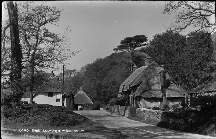 Framed Print : Charming Cottages in East Lulworth Framed Print : Charming Cottages in East Lulworth