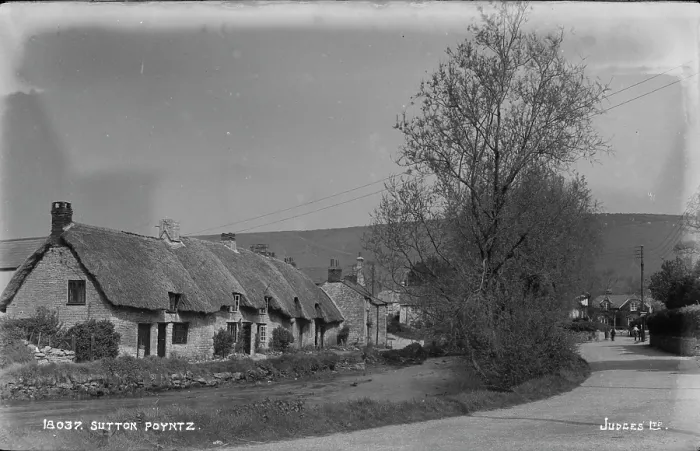 Framed Print : Charming Thatched Cottages in Sutton Poyntz Framed Print : Charming Thatched Cottages in Sutton Poyntz