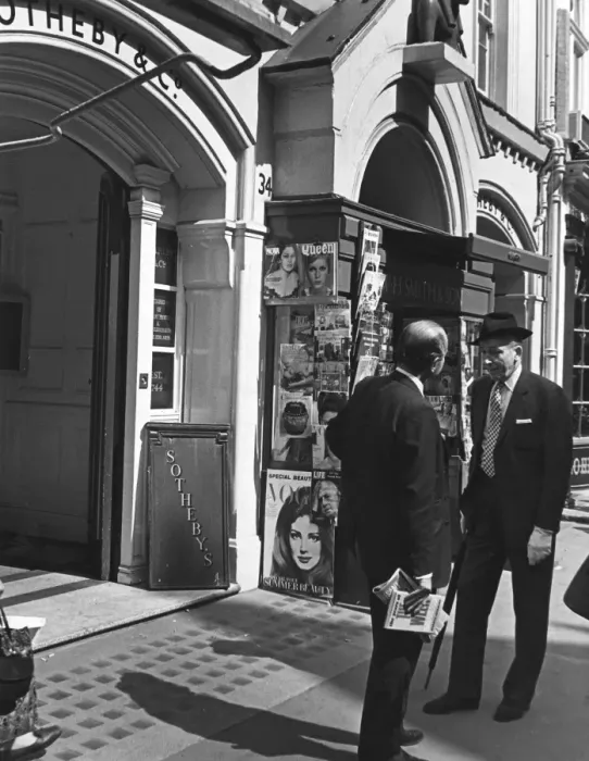 Framed Print : Chatting on Bond Street Framed Print : Chatting on Bond Street