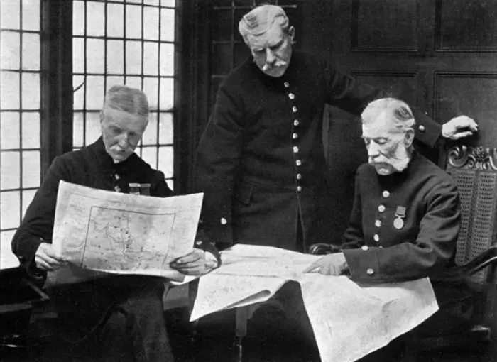 Framed Print : Chelsea pensioners discuss the war, WW1 Framed Print : Chelsea pensioners discuss the war, WW1