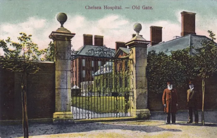 Framed Print : Chelsea Pensioners outside the Hospital - The Old Gate Framed Print : Chelsea Pensioners outside the Hospital - The Old Gate