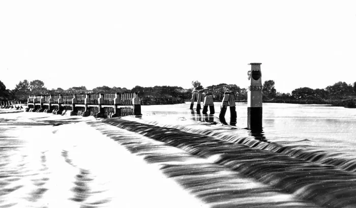 Framed Print : Chertsey Weir, River Thames Framed Print : Chertsey Weir, River Thames