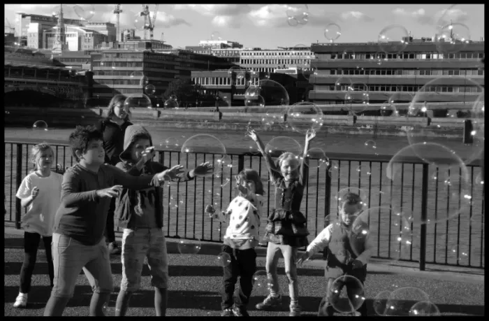 Framed Print : Chidren playing with bubbles London Framed Print : Chidren playing with bubbles London