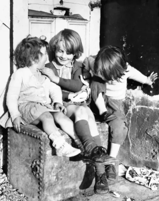 Framed Print : Three children on a Balham street, SW London Framed Print : Three children on a Balham street, SW London
