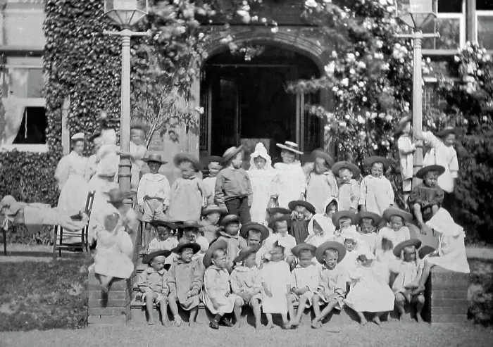 Framed Print : Children at a Barnardos Home, Victorian period Framed Print : Children at a Barnardos Home, Victorian period