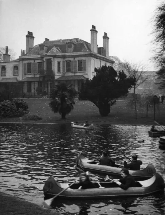 Framed Print : Children canoeing on the boating lake in the grounds of Ravenscourt House, Hammersmith Framed Print : Children canoeing on the boating lake in the grounds of Ravenscourt House, Hammersmith