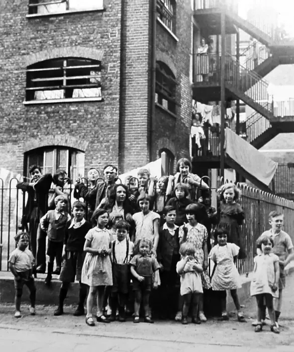 Framed Print : Children in Council housing, London Framed Print : Children in Council housing, London