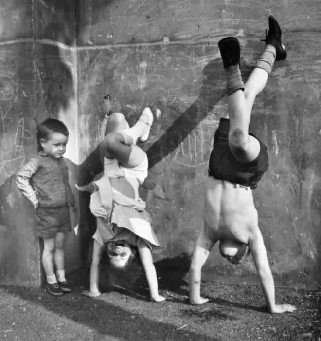Framed Print : Children doing handstands on a Balham street, SW London Framed Print : Children doing handstands on a Balham street, SW London