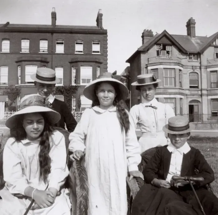 Framed Print : Children on holiday, Southwold, Suffolk