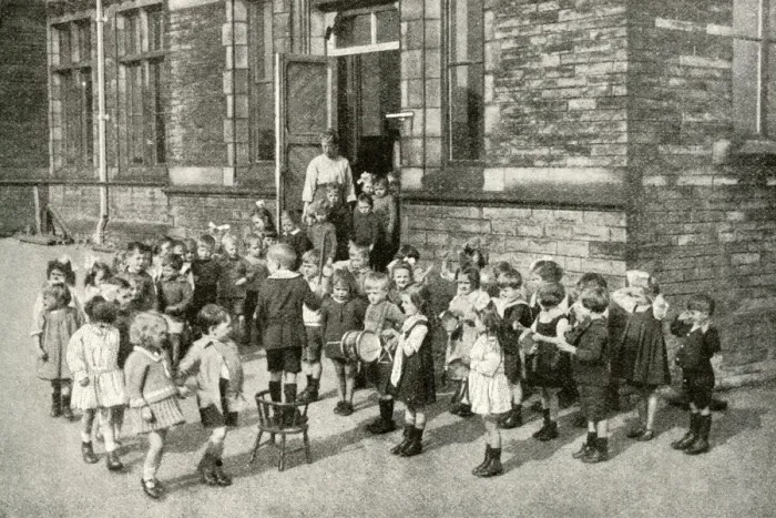 Framed Print : Children at a London County Council infants school Framed Print : Children at a London County Council infants school