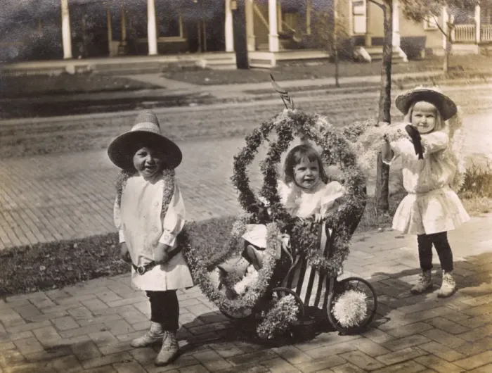 Framed Print : Three children with patriotic pushchair, USA Framed Print : Three children with patriotic pushchair, USA