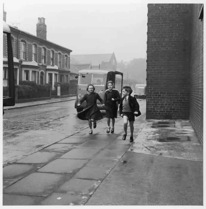 Framed Print : CHILDREN RUNNING / NEG2016 Framed Print : CHILDREN RUNNING / NEG2016