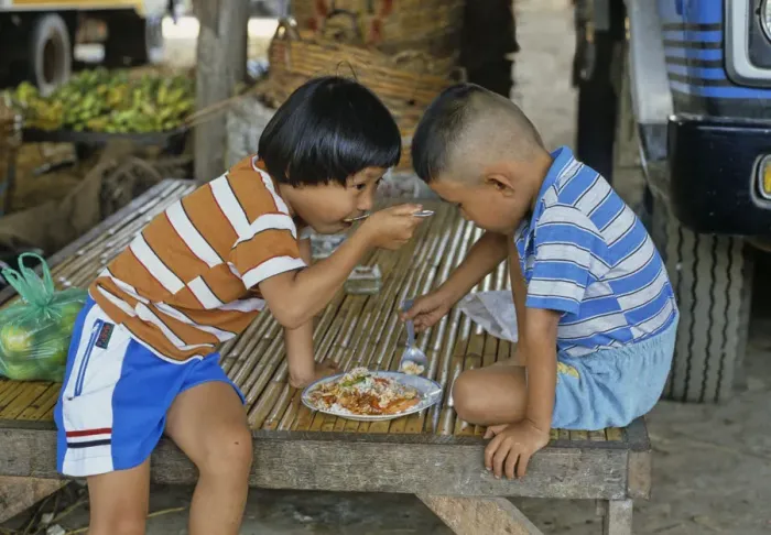 Framed Print : Children sharing a meal, Bangkok Framed Print : Children sharing a meal, Bangkok