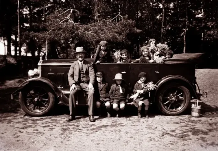 Framed Print : Children surround a Morris Empire Oxford 4-seater Tourer Framed Print : Children surround a Morris Empire Oxford 4-seater Tourer