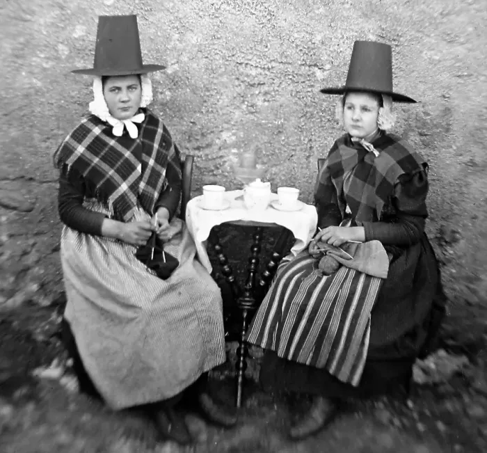 Framed Print : Children in traditional Welsh costume - Victorian period Framed Print : Children in traditional Welsh costume - Victorian period