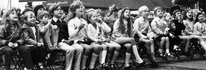 Framed Print : Children watching Punch and Judy show, Balham, SW London Framed Print : Children watching Punch and Judy show, Balham, SW London