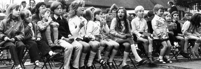 Framed Print : Children watching Punch and Judy show, Balham, SW London Framed Print : Children watching Punch and Judy show, Balham, SW London