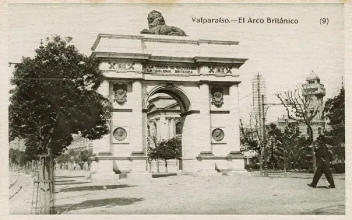 Framed Print : Chile - Valparaiso - British Arch Framed Print : Chile - Valparaiso - British Arch