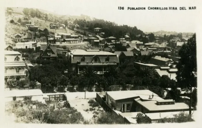 Framed Print : Chile - Valparaiso - A residential suburb Framed Print : Chile - Valparaiso - A residential suburb