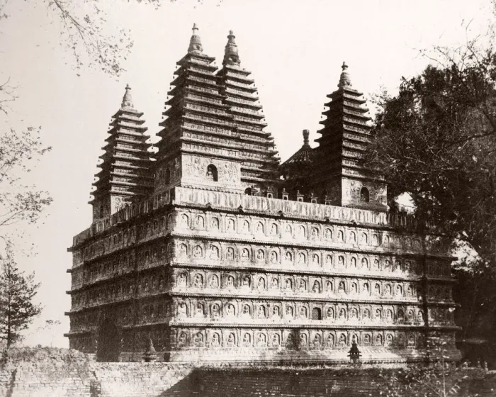 Framed Print : China c. 1880s - Peking Beijing area, temple Framed Print : China c. 1880s - Peking Beijing area, temple