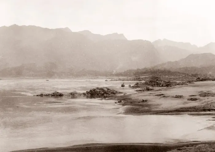 Framed Print : China c. 1880s - scene on the banks of the Yangtze river Framed Print : China c. 1880s - scene on the banks of the Yangtze river