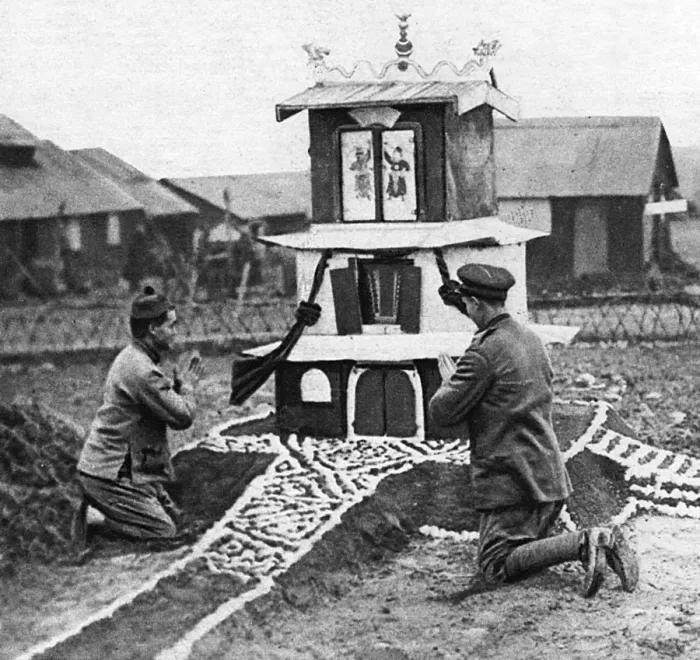 Framed Print : Chinese Labour Corps praying on New Years Day WW1 Framed Print : Chinese Labour Corps praying on New Years Day WW1