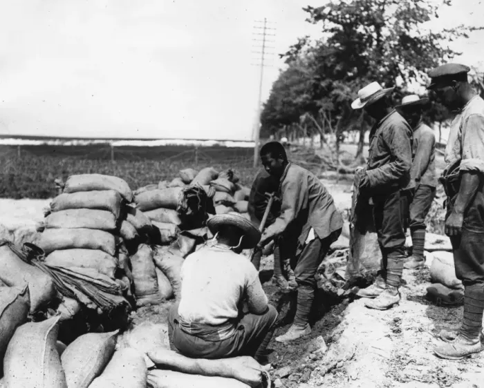 Framed Print : Chinese labourers filling sandbags near Arras, France, WW1 Framed Print : Chinese labourers filling sandbags near Arras, France, WW1