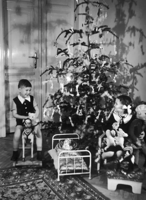 Framed Print : Christmas Tree & Kids Framed Print : Christmas Tree & Kids