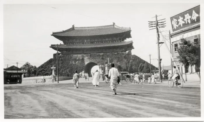 Framed Print : City Gate, Seoul, Korea, c. 1910 Framed Print : City Gate, Seoul, Korea, c. 1910