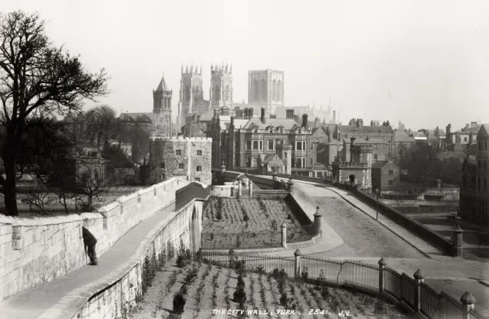 Framed Print : The city wall, York, Minster in the background Framed Print : The city wall, York, Minster in the background