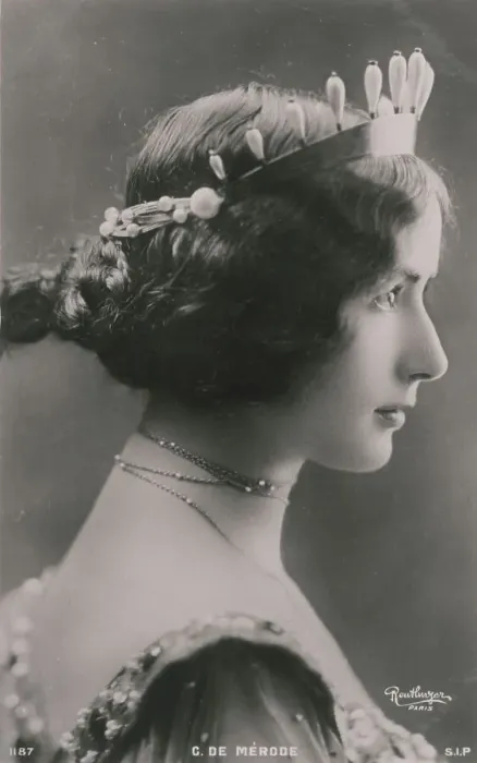 Framed Print : CLEO DE MERODE French actress and dancer in profile - she became the mistress of Leopold II of Belgium Date: early 1900s Framed Print : CLEO DE MERODE French actress and dancer in profile - she became the mistress of Leopold II of Belgium Date: early 1900s